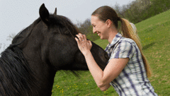 Stefanie Gruarin von der Tierhilfe Horsearound hat allen Grund zur Freude. (Bild: kba)