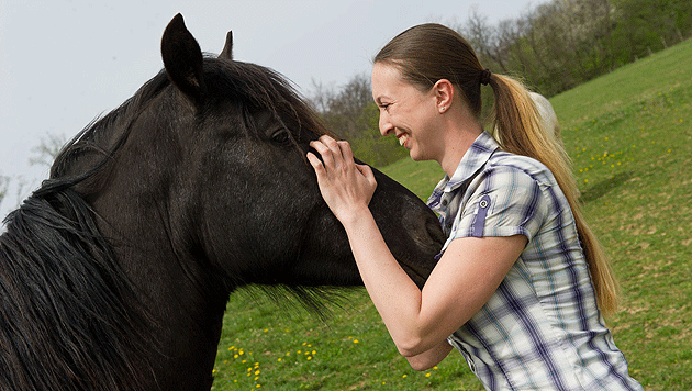 Stefanie Gruarin von der Tierhilfe Horsearound hat allen Grund zur Freude. (Bild: kba)