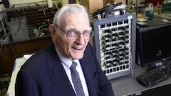 John Goodenough, einer der Väter der Lithium-Ionen-Batterie, hat die Glas-Batterie vorgestellt. (Bild: Universität Texas)