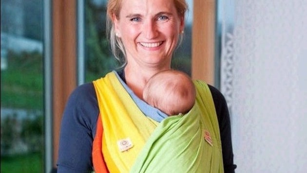 Praktisch und ohne lästiges Knoten: Das Babytuch von Andrea Unger empfinden viele Mütter als Segen. (Bild: Unger)