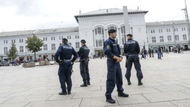 Kontrolle beim Bahnhof: Die Salzburger Polizei ist im Einsatz! (Bild: Markus Tschepp)