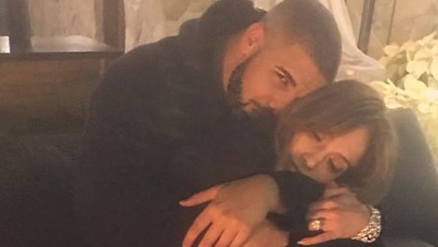 Hier kuschelt J.Lo noch mit Sänger Drake (Bild: Instagram)