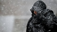 Noch ist es eisig kalt und mancherorst sehr stürmisch, doch bald entspannt sich die Wetterlage und es wird bis zu zehn Grad warm. (Bild: APA/dpa/Ralf Hirschberger)