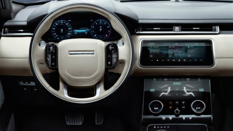 Das Bedienkonzept mit dem zweiten Touchscreen in der Mitte ist völlig neu. (Bild: Land Rover)