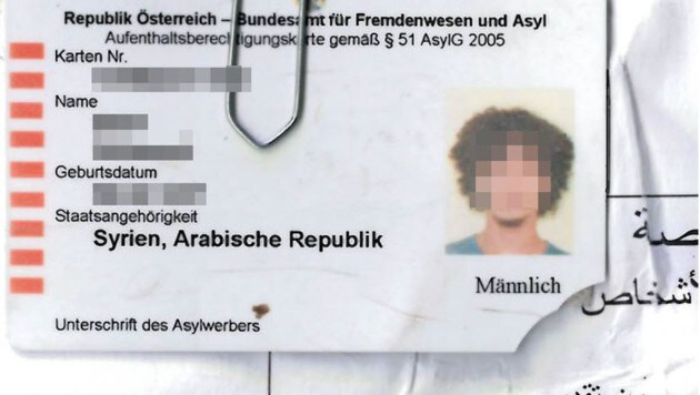 Die Asylkarte mit abgebrochener Ecke gehört dem Verdächtigen mit dem "Wuschelkopf". (Bild: Polizei)