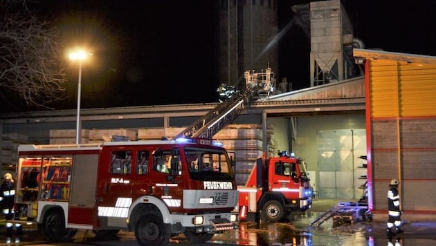 Kurz nach Mitternacht geriet eine Fräsmaschine im Sägewerk Tilly in Brand. (Bild: FF Althofen)
