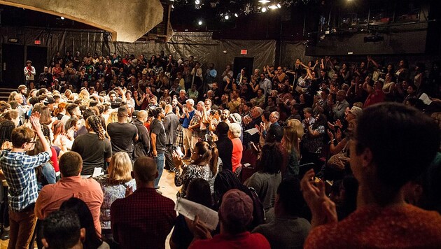 Applaus für das Theater-Ensemble in New York (Bild: facebook.com/The One-Minute Play Festival)