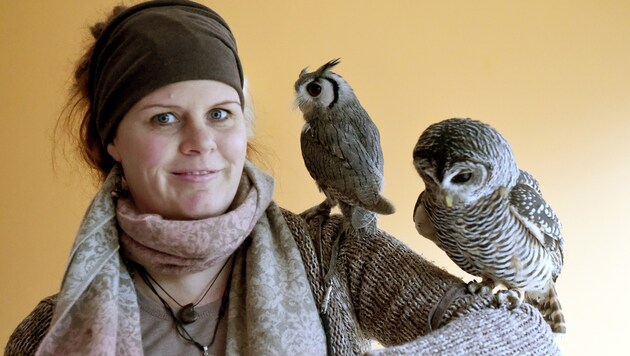 Therapeutin Bianka Wolf mit Chacokauz "Radagast" und Weißgesichtseule "Gandalf" (Bild: Carsten Rehder / dpa / picturedesk.com)