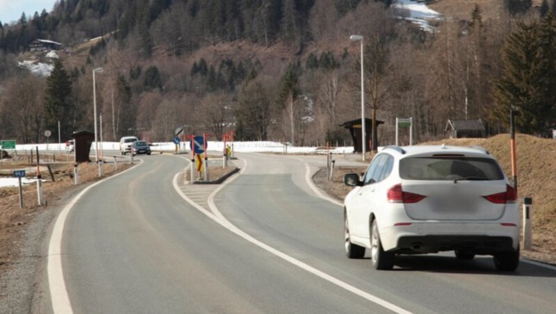 Vor diesem Fahrbahnteiler scherte der Norweger auf die falsche Spur aus. (Bild: Niki Faistauer)