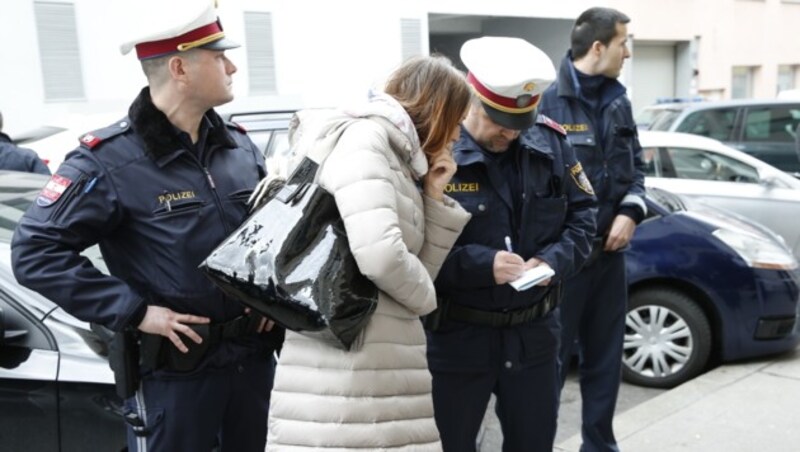 Auch die Polizei musste anrücken. (Bild: Kronen Zeitung)