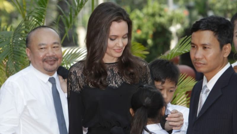 Angelina Jolie mit dem kambodschanischen Filmemacher Rithy Panh (li.) (Bild: ASSOCIATED PRESS)