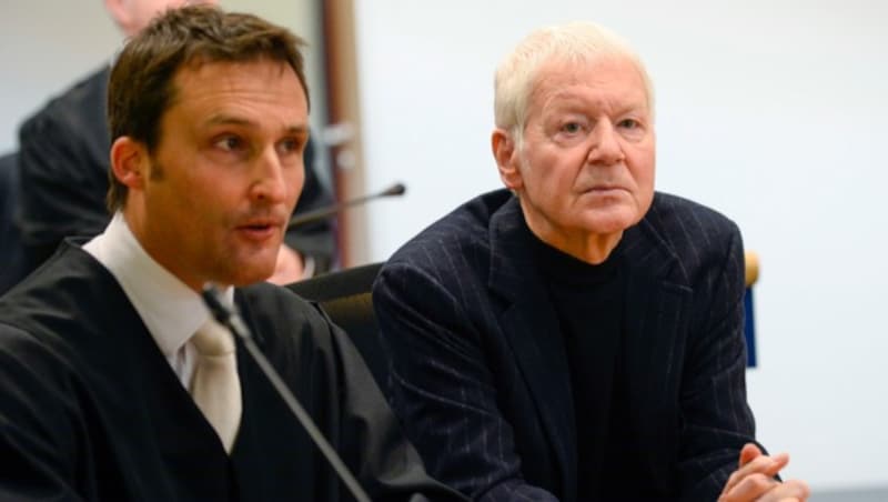 Anton Schlecker (rechts) mit seinem Anwalt Norbert Scharf (Bild: AFP/Thomas Kienzle)