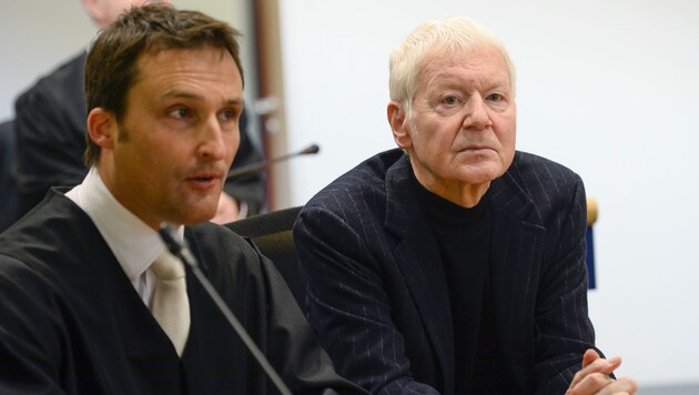 Anton Schlecker (rechts) mit seinem Anwalt Norbert Scharf (Bild: AFP/Thomas Kienzle)