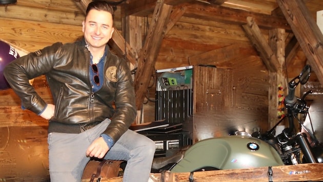 Andreas Gabalier in Arnold Schwarzeneggers Lederjacke (Bild: Recka Hammann)