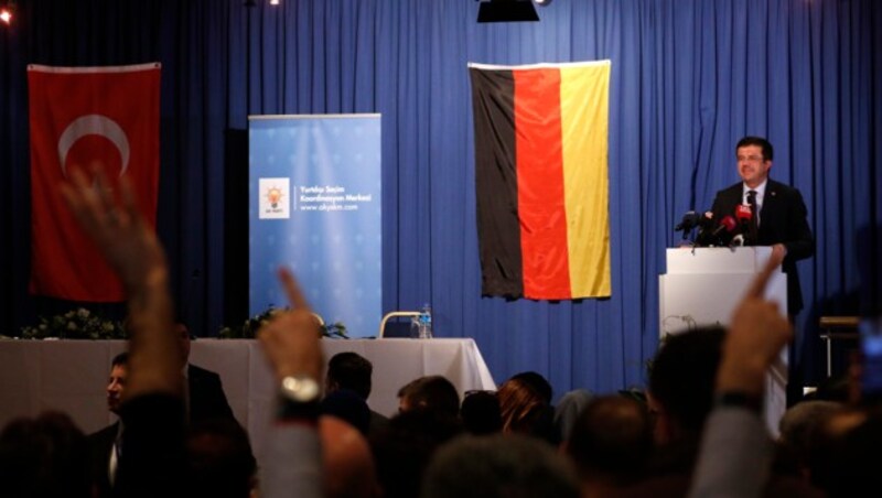 Der Minister sprach vor einer türkischen und einer deutschen Flagge. (Bild: AFP)