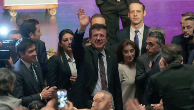 Wirtschaftsminister Nihat Zeybekci ließ sich in Leverkusen von den Anwesenden feiern. (Bild: AFP)