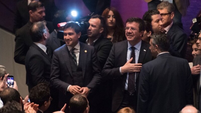 Wirtschaftsminister Nihat Zeybekci ließ sich in Leverkusen von den Anwesenden feiern. (Bild: AP)