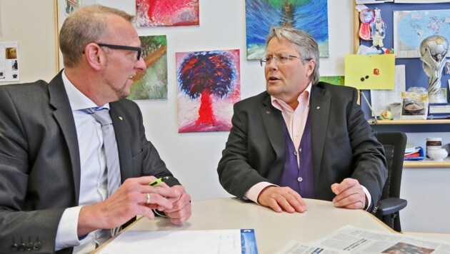 Wirtschaftsbund-Obmann Franz Hörl im Gespräch mit "Krone"-Politik-Redakteur Markus Gassler (li.). (Bild: Christof Birbaumer/Kronenzeitung)