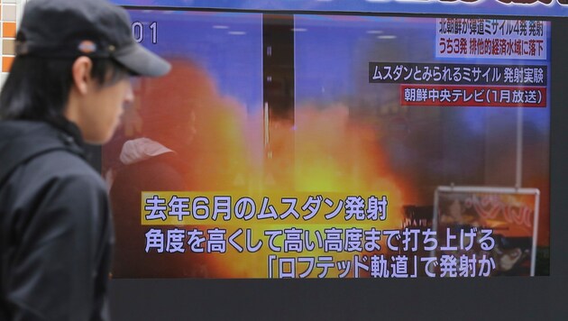 Japanische Medien berichten über die neuesten Raketenabschüsse. (Bild: ASSOCIATED PRESS)