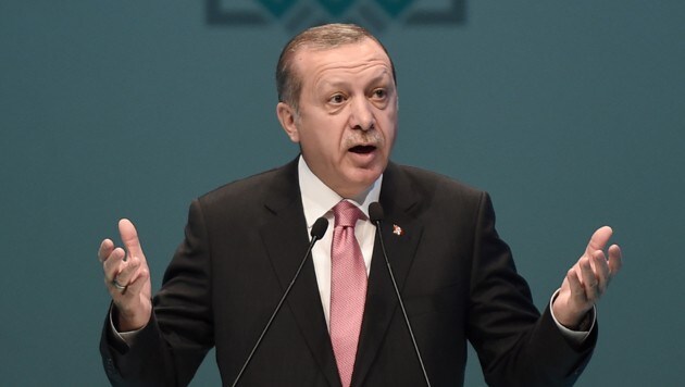 Recep Tayyip Erdogan bei seiner Rede am Freitagabend in Istanbul (Bild: AFP)