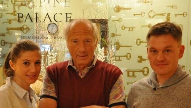 Manu und Thomas Wolf mit Sven Stöbel: Die Saalbacher Hoteliers sollen 15.000 Euro Strafe zahlen (Bild: Wolf)