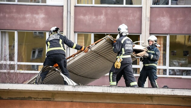 Das Dachgerüst der Pradler Volksschule in Innsbruck wurde durch den Sturm teilweise aufgerissen. (Bild: www.zeitungsfoto.at)