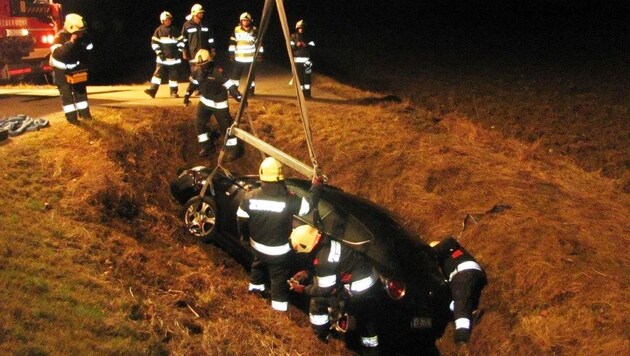 Die Freiwillige Feuerwehr Sinabelkirchen barg das Auto der Alk-Lenkerin (Bild: FF Sinabelkirchen)
