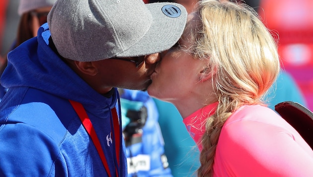 Bussi! Lindsey Vonn küsst ihren Freund Kenan Smith im Zielraum von Jeongseon. (Bild: GEPA)