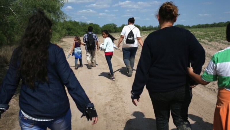 Immigranten nach dem illegalen Übertritt der US-Grenze (Bild: AFP JOHN MOORE/GETTY IMAGES NORTH AMERICA)