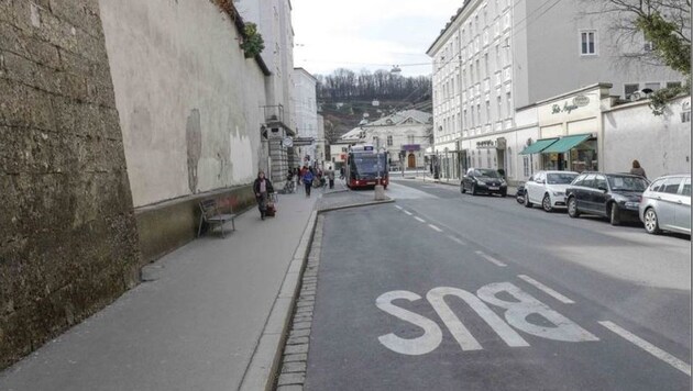 Vor allem in der Paris-Lodron-Straße werden Touristen abgesetzt (Bild: Markus Tschepp)