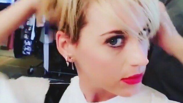 Katy Perry wuschelt in ihren kurzen Haaren. (Bild: instagram/katyperry)
