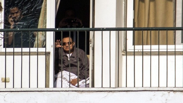 Mubarak winkt aus seinem Zimmer im Maadi-Militärkrankenhaus (Bild: APA/EPA/ALAA QAMHAWY)