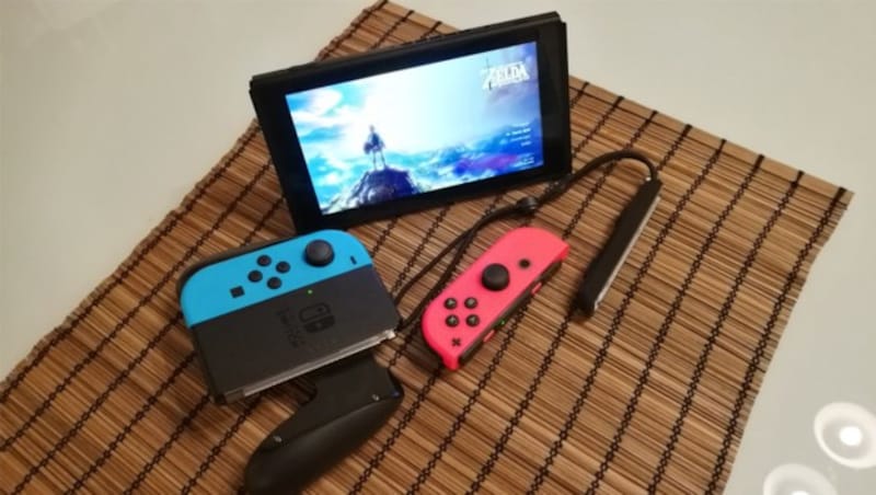 Tablet, Joycon-Controller, Halterung, Handgelenksschlaufe: Nintendo Switch ist sehr kleinteilig. (Bild: Dominik Erlinger)