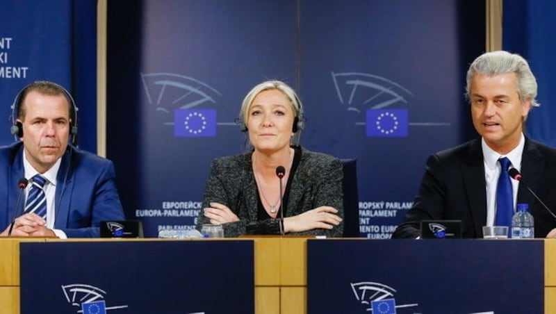 Harald Vilimsky (FPÖ), Marine Le Pen (FN) und Geert Wilders (PVV) gemeinsam in Brüssel (Bild: APA/EPA/JULIEN WARNAND)