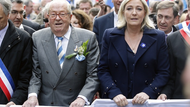 Jean-Marie Le Pen und Tochter Marine auf einem Archivbild (Bild: APA/EPA/YOAN VALAT)