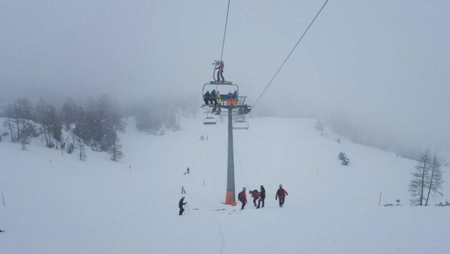 Zum starken Wind kam bald auch Nebel. Die Skiläufer froren auch auf dem Lift. (Bild: Bergrettung Hermagor)