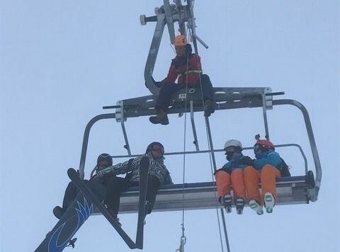 An den Gestängen wurden die Skifahrer abgeseilt (Bild: Bergrettung Hermagor)