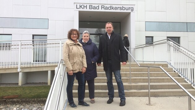 Mikl wird unterstützt von den Gemeinderätinnen Sissi Busetto (BBR) und Elisabeth Messner (VP, li.). (Bild: BBR)