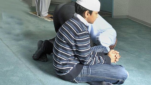 Die Schulleitung hat muslimischen Schülern "provozierendes Beten" verboten. (Bild: dpa (Symbolbild))