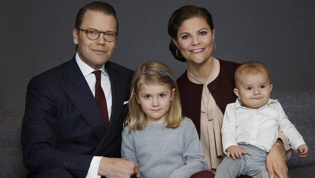 Das schwedische Kronprinzessinnenpaar mit den beiden Kindern. (Bild: Anna-Lena Ahlström, Kungahuset.se)