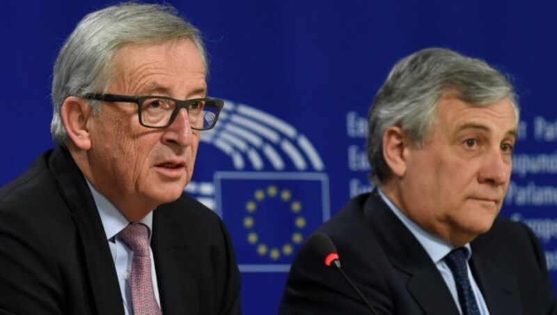 Jean-Claude Juncker mit Antonio Tajani, dem Präsidenten des EU-Parlaments (Bild: AFP)