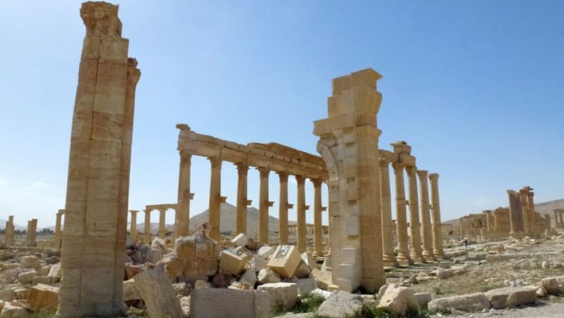 Die Reste des Triumphbogens von Palmyra (Bild: APA/AFP/Maher al Mounes)