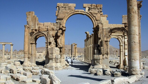 So sah der Triumphbogen aus, bevor der IS in Palmyra wütete. (Bild: APA/AFP/STR)