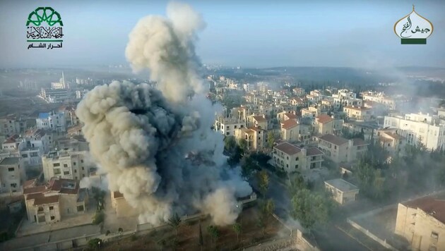 Rauchsäulen nach einem Luftangriff auf Aleppo (Bild: ASSOCIATED PRESS)