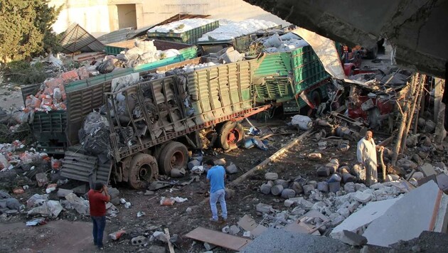 Diese Lkw hätten lebenswichtige Güter nach Aleppo bringen sollen. (Bild: AFP)