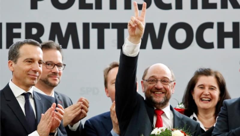 Ein siegessicherer Schulz im Kreis seiner Parteifreunde (Bild: UWE LEIN/AFP)