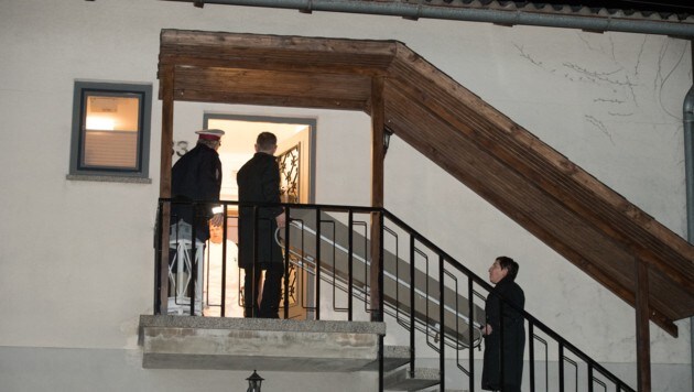 Polizisten der Inspektion Grein fanden die beiden Toten im Wohnzimmer (Bild: FOTOKERSCHI.AT/KERSCHBAUMMAYR)