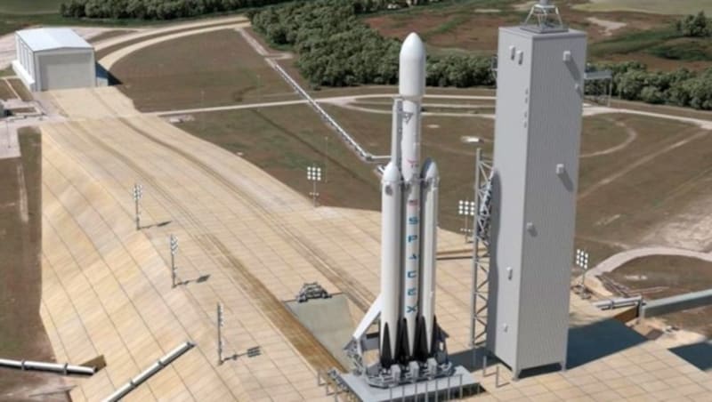 Illustration: Eine „Falcon Heavy“ auf der Startrampe (Bild: SpaceX)