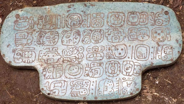 Die mit Hieroglyphen beschriftete Rückseite des Maya-Brustschmuckes (Bild: UC San Diego News Center)