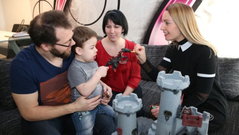 Paul mit Mama Natascha und Günther und "Krone"-Redakteurin Brigitte Quint (Bild: Zwefo)